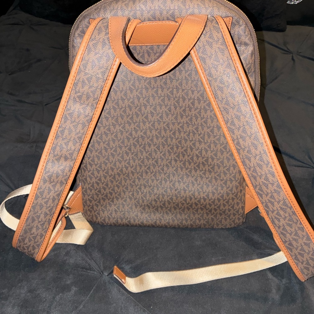 Medium sized Michael Kors backpack - image 3